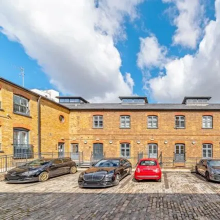 Image 9 - Towpath House, Clyde Square, London, E14 7TB, United Kingdom - Loft for rent