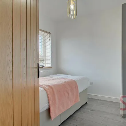 Rent this 4 bed apartment on Lewis Lettings in Cricklewood Broadway, London