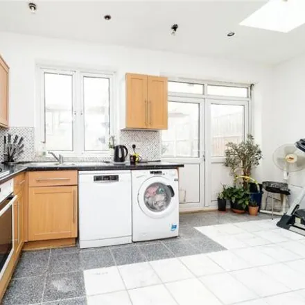 Image 2 - Maybank Avenue, London, E18 1JP, United Kingdom - Townhouse for sale