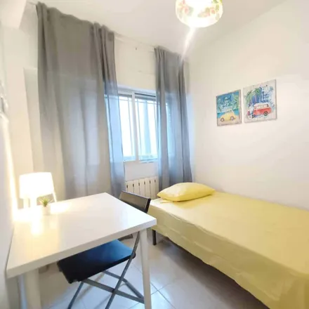 Rent this 4 bed room on Calle de la Sierra de Tornavacas in 13, 28031 Madrid