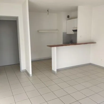 Rent this 3 bed apartment on 83 Rue de Maubec in 31300 Toulouse, France