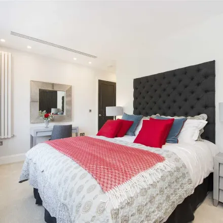 Rent this 4 bed apartment on 9 Arkwright Road in London, NW3 6BG