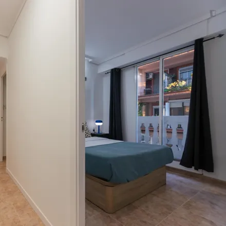 Rent this 4 bed room on Carrer de Buenos Aires in 34, 46006 Valencia