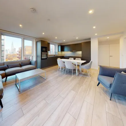 Rent this 3 bed apartment on New Kent Road in London, SE17 1GW