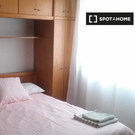 Rent this 3 bed room on Colegio San Ignacio in Calle Francisco Bergamín, 32