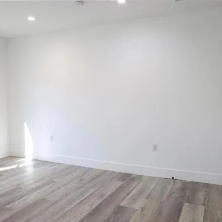 Rent this 6 bed apartment on 639 West 9th Street in Los Angeles, CA 90731