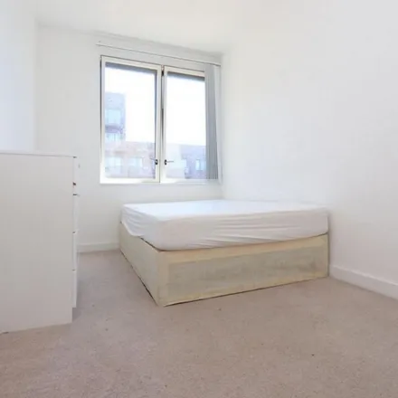 Rent this 4 bed apartment on Samuel Building in Upper Dock Walk, London
