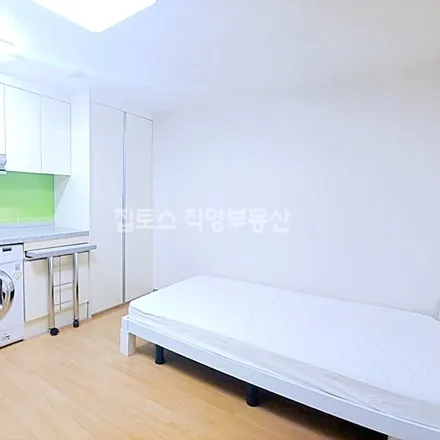 Rent this studio apartment on 서울특별시 강남구 신사동 517-35