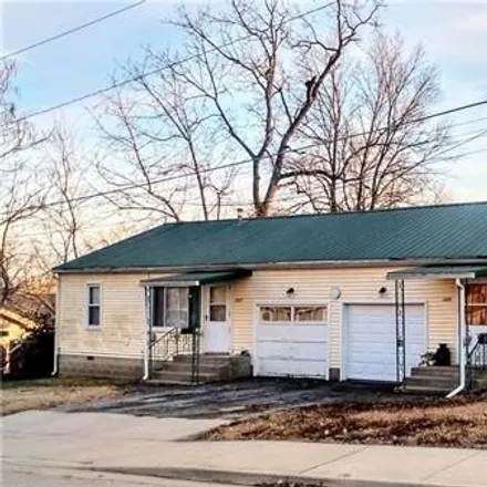 Buy this studio house on 702 14th Street in Osawatomie, Miami County