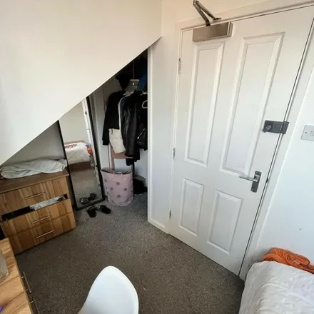 Rent this 5 bed apartment on Beechwood Place in Leeds, LS4 2LS