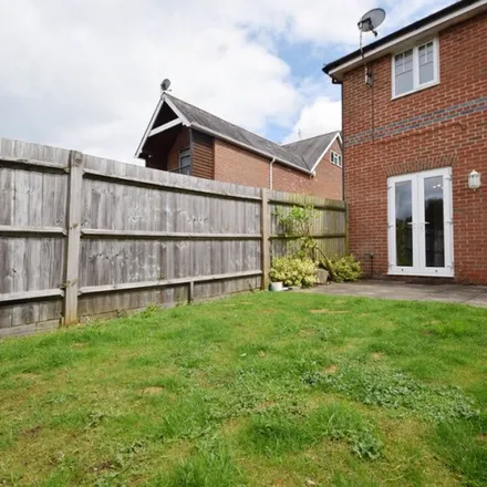 Image 7 - Woodland Gardens, Beacon Hill, GU26 6PD, United Kingdom - Townhouse for rent