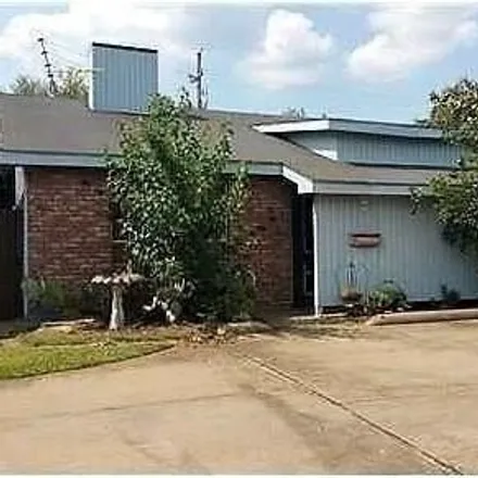 Rent this 2 bed house on 2725 Bayou View Drive in Alexandria, LA 71303