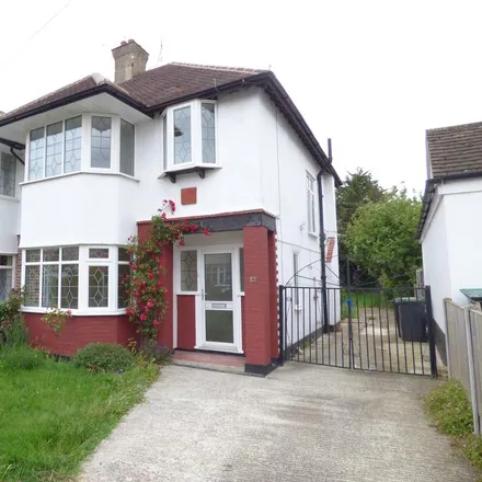 Rent this 3 bed duplex on Henley Crescent in Southend-on-Sea, SS0 0NS
