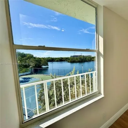 Image 3 - 16546 Northeast 26th Avenue, North Miami Beach, FL 33160, USA - Condo for sale