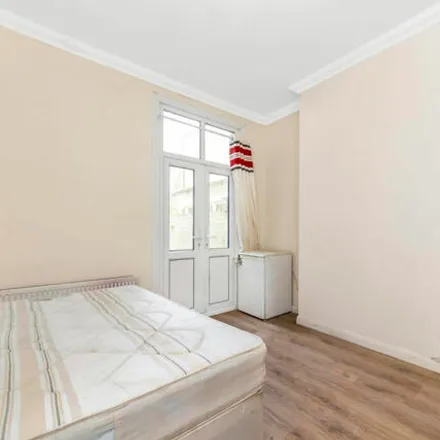 Image 2 - Anglican Chapel, Linden Grove, London, SE15 3JY, United Kingdom - Townhouse for sale