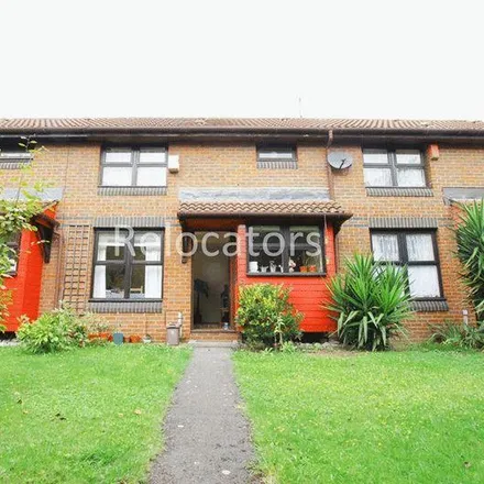Rent this 1 bed townhouse on Coopers Close in London, E1 4BB