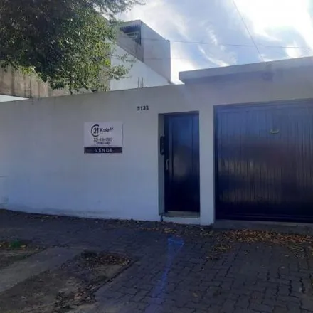 Buy this 6 bed house on Avenida 21 - Doctora Julieta Lanteri in Partido de Berazategui, B1880 BFG Berazategui