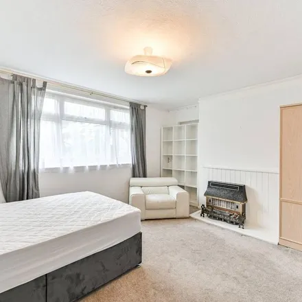 Image 2 - Scrutton Close, London, SW12 0AW, United Kingdom - Apartment for rent