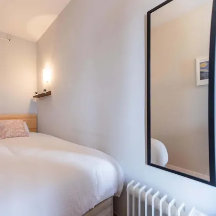 Rent this 1 bed room on Carrer del Comte d'Altea in 3, 46005 Valencia