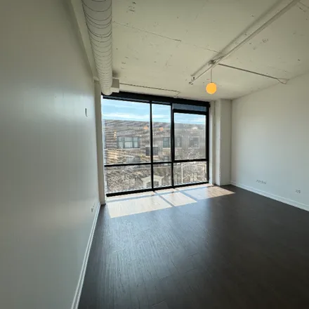 Rent this 2 bed condo on 5060 N Broadway