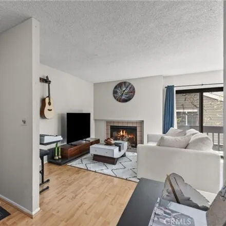 Image 4 - Clybourn Avenue, Los Angeles, CA 91520, USA - Condo for sale