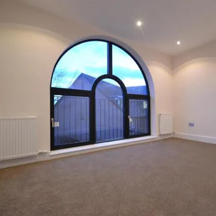 Image 5 - Footwear Solutions, Consort Way, Horley, RH6 7YS, United Kingdom - Apartment for rent