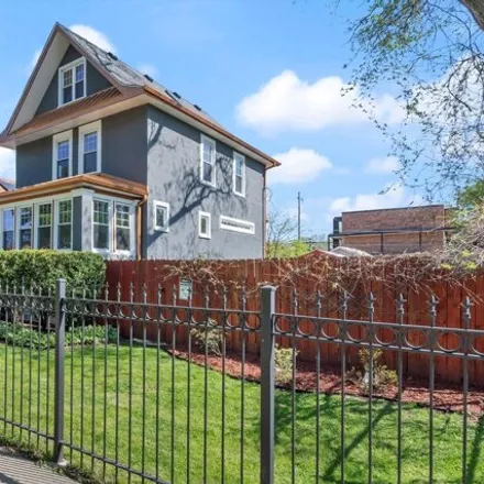 Buy this 4 bed house on 2231 West Lunt Avenue in Chicago, IL 60645