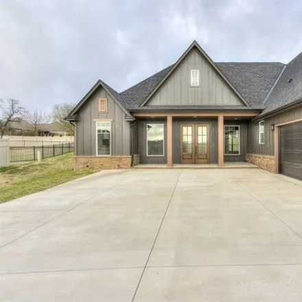 Image 2 - 2555 Forest Glen Drive, Midwest City, OK 73020, USA - House for sale