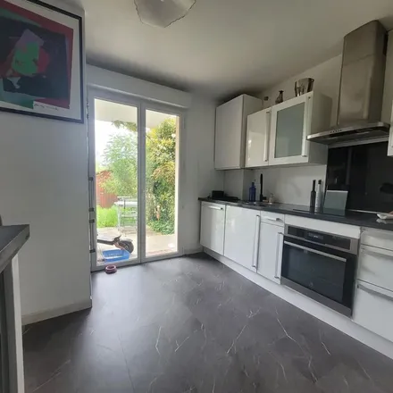 Rent this 3 bed apartment on 5 Rue Henri Barbusse in 92000 Nanterre, France