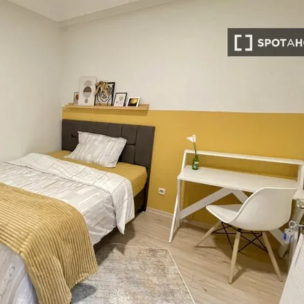 Rent this 6 bed room on Maşuklar Yokuşu in 34022 Beşiktaş, Turkey