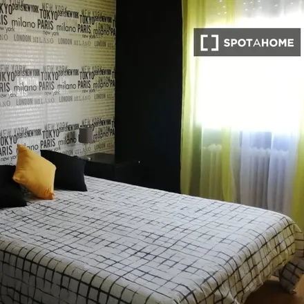 Rent this 6 bed room on Carrefour in Vía Complutense, 28807 Alcalá de Henares