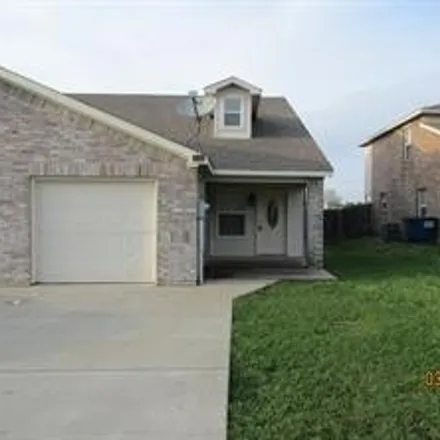 Rent this 3 bed duplex on 910 Parkplace Road in Princeton, TX 75407