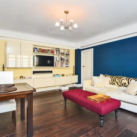 Rent this 2 bed apartment on Vicarage Court in Vicarage Gate, London