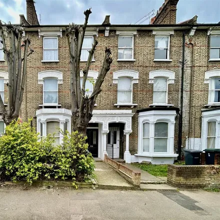 Rent this studio apartment on 21 Oxford Road in London, N4 4BX