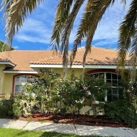 Rent this 3 bed house on 494 Lake of the Woods Drive in Plantation, Sarasota County