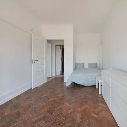 Rent this 16 bed room on Rua Sampaio e Pina