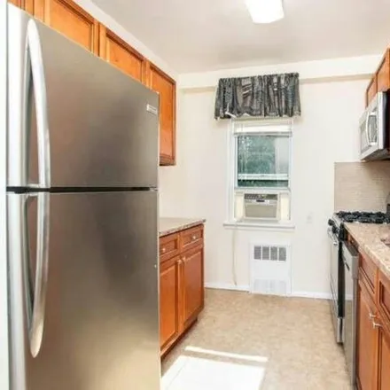 Image 2 - 679 West 239th Street, New York, NY 10471, USA - Apartment for sale