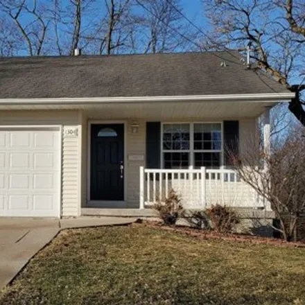 Rent this 3 bed house on 1252 Glencoe Lane in Pleasant Valley Township, Bettendorf