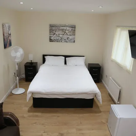 Image 1 - Eastgate Close, London, SE28 8PL, United Kingdom - Townhouse for rent