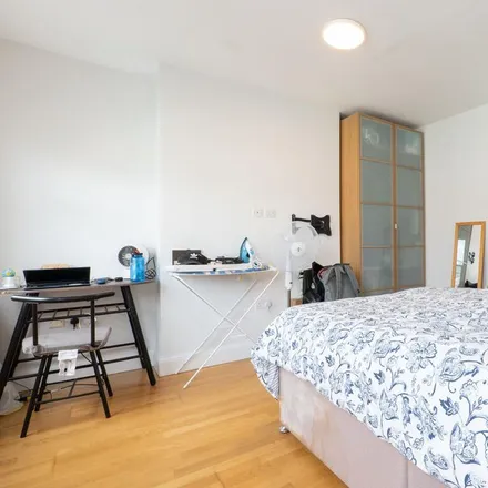 Image 2 - 22 Warbeck Road, London, W12 8NT, United Kingdom - Apartment for rent