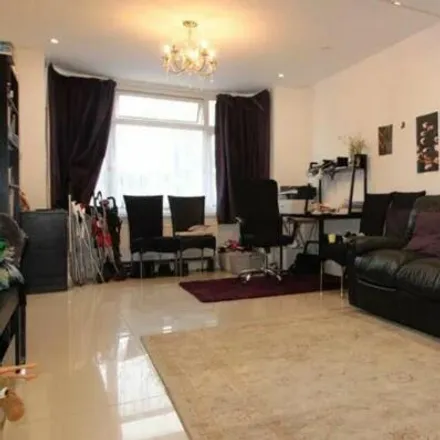 Image 3 - Connaught Road, Luton, LU4 8EP, United Kingdom - Townhouse for sale