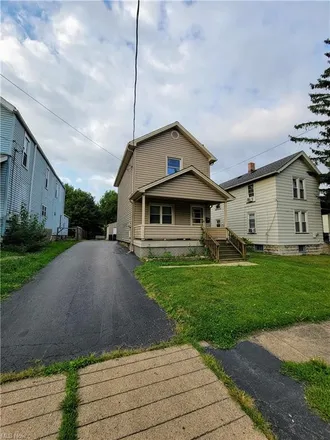 Buy this 2 bed house on 627 Fenton Street in Niles, OH 44446