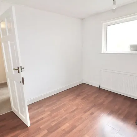 Image 7 - Bairstow Eves, Fleming Road, South Ockendon, RM16 6EW, United Kingdom - Apartment for rent