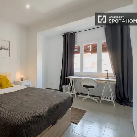 Rent this 5 bed room on Mercat Municipal de Collblanc in Carrer d'Occident, 1