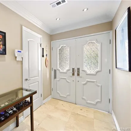 Image 4 - 5914 Wilkinson Avenue, Los Angeles, CA 91607, USA - House for sale