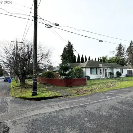 Image 3 - 8030 Northeast Beech Street, Portland, OR 97213, USA - House for sale