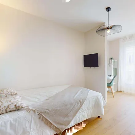 Rent this 4 bed room on 13 Boulevard Valbenoîte in 42100 Saint-Étienne, France