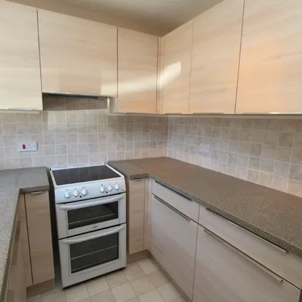 Rent this 3 bed townhouse on Darlington Close in Chesham Bois, HP6 5AD