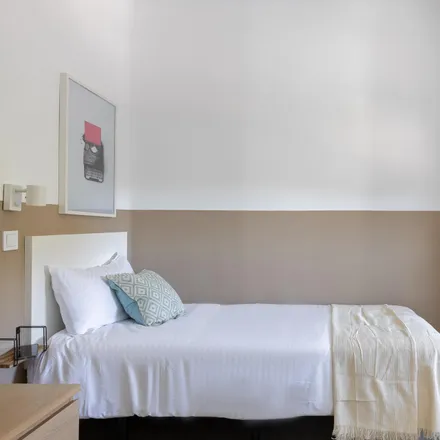 Rent this 3 bed room on Edificio Campomanes in Calle Daoíz, 28903 Getafe