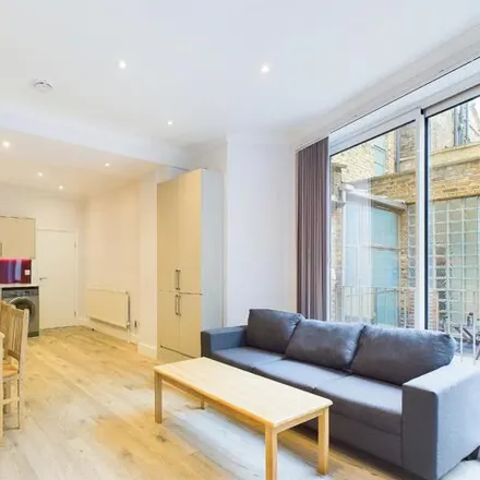 Rent this 2 bed room on Implantcenter Dentistry in 71 Gray's Inn Road, London